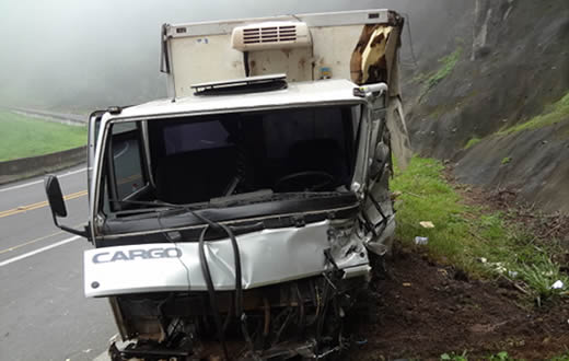 Acidente na serra de Botucatu envolve dois caminhões