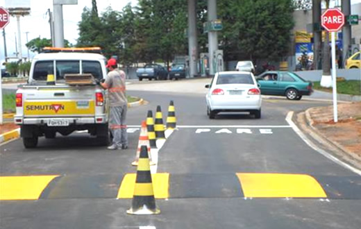 Rotatória recém-construída ganha lombadas e sinalização