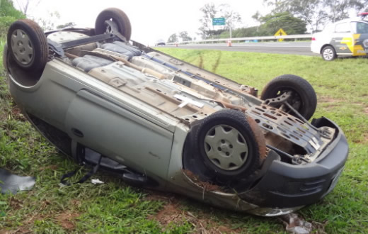 Estudante de Botucatu capota carro na SP-300