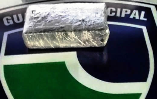 GCM flagra dupla com meio quilo de maconha