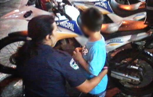 Adolescente é flagrada em moto e criança é localizada