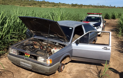 PM localiza veículo abandonado em canavial
