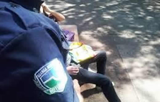 Grupo de adolescentes é flagrado bebendo em praça