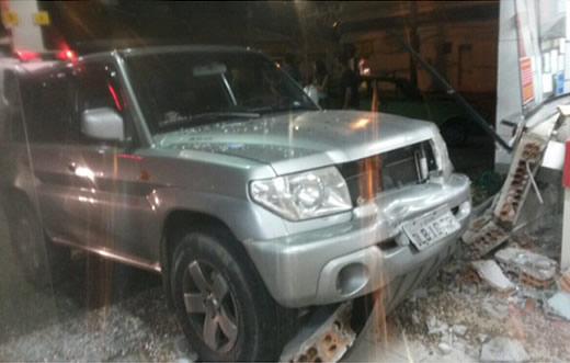 Camionete invade posto e atropela duas pessoas