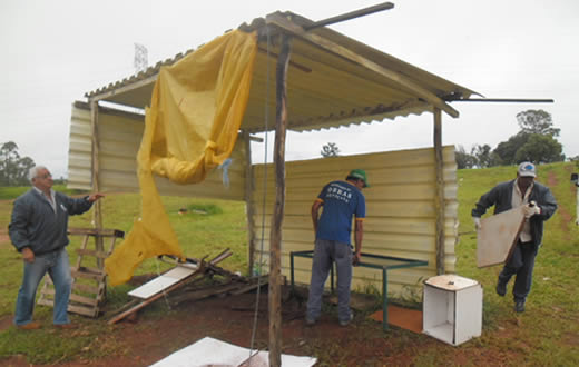 Defesa Civil faz demolição de barraco na Cohab II