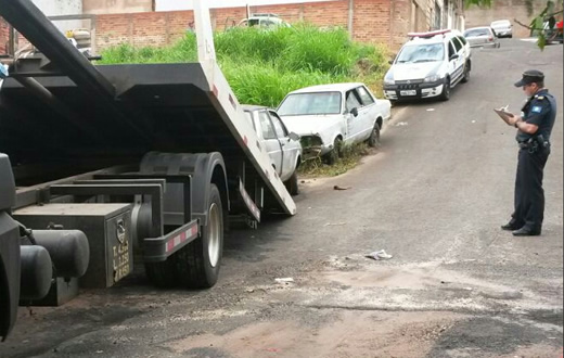 Guarda Municipal recolhe dois carros abandonados