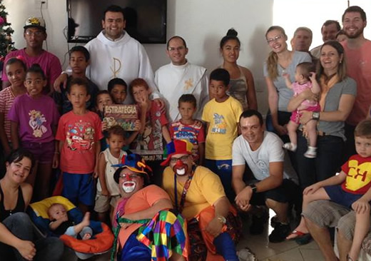 Comunidade Anglicana distribui brinquedos às crianças