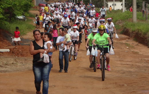Ciclistas arrecadam mais de  dois mil brinquedos