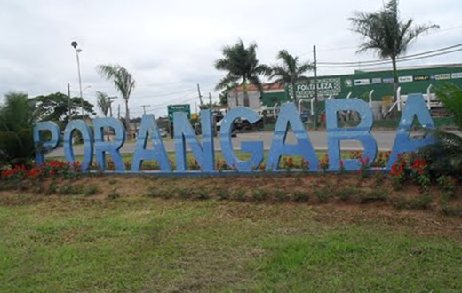 Quatro homens armados assaltam granja em Porangaba