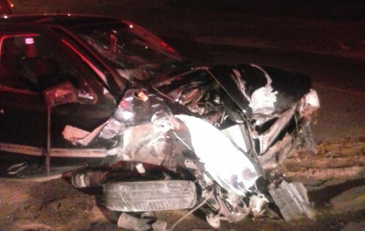 Motorista fugindo da PM bate em dois postes