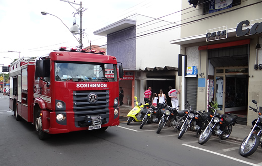 Bombeiros combate incêndio em loja de informática