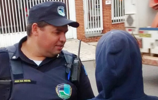 GCM flagra adolescente furtando interior de veículos