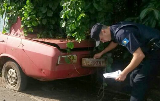Carros abandonados em via pública são recolhidos