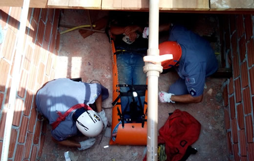 Bombeiros resgatam trabalhador que sofreu queda