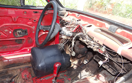 PM localiza veículo depenado na zona rural