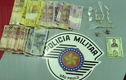 Rapaz é preso em biqueira com três tipos de drogas