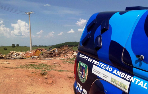 Terreno vem sendo usado como depósito de entulho