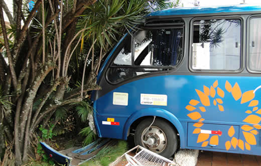 Ônibus sem freio causa acidente no centro da cidade