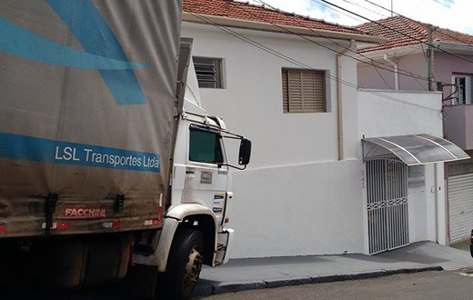 Caminhão carregado perde freio no centro da cidade