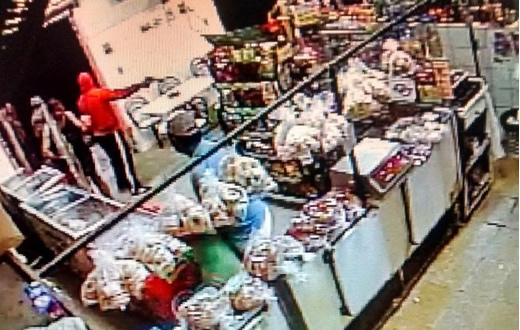 Dupla armada rende clientes e assalta padaria