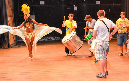 Escolas mostram seus enredos para o carnaval 2015