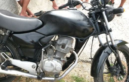 Rapaz é preso pela PM por  receptação de moto furtada
