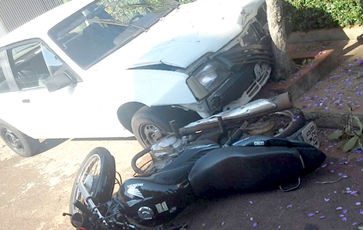 Motorista foge após causar acidente com quatro veículos