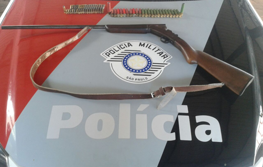 Equipe Alfa da PM apreende arma e munições
