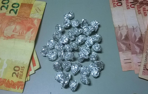 Flagrado no tráfico é preso e baleado ao atacar policial