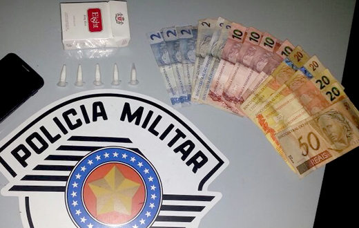 Rapaz com pinos de cocaína é preso pela PM