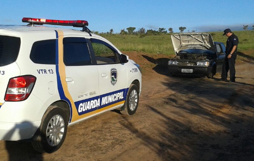 Carro depenado é localizado no Bairro Árvore Grande