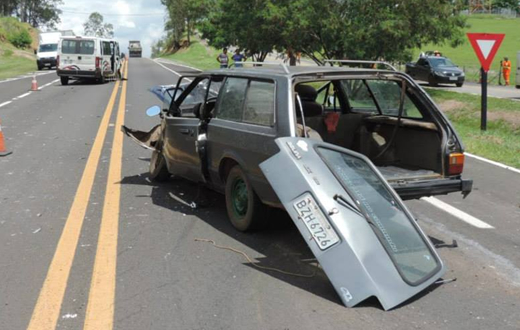 Van transportando pacientes a Botucatu sofre acidente