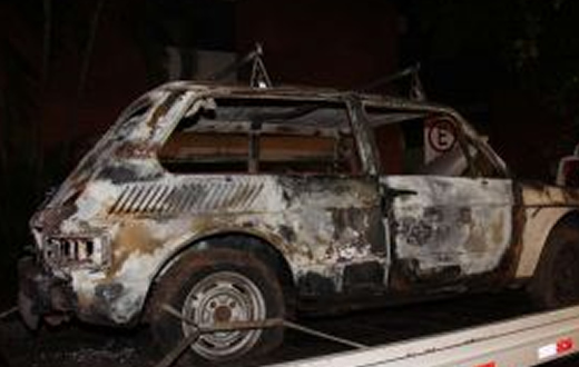 Automóvel é incendiado em via pública