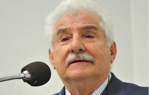 Ex- prefeito toma posse na Academia de Letras