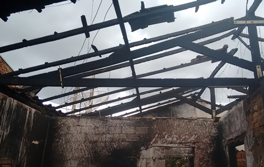 Adolescente ateia fogo na casa dos pais em Areiópolis