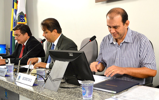 Câmara aprova três projetos de lei e adia o quarto