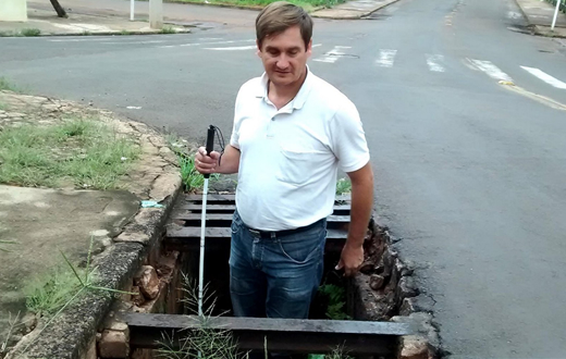 Petista verifica bueiro sem proteção na Vila Maria