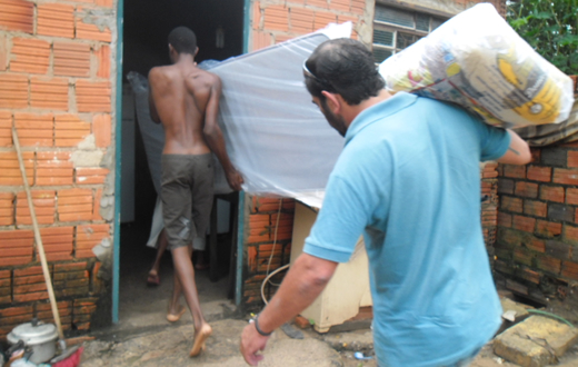 Família que teve casa inundada recebe assistência