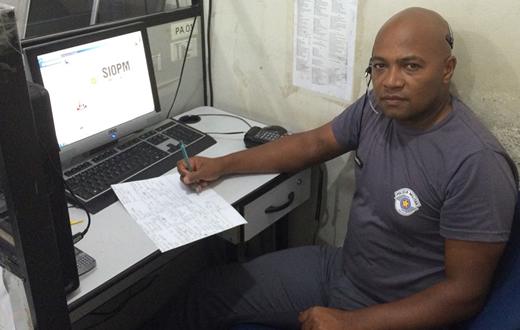 Policial salva criança que estava morrendo engasgada