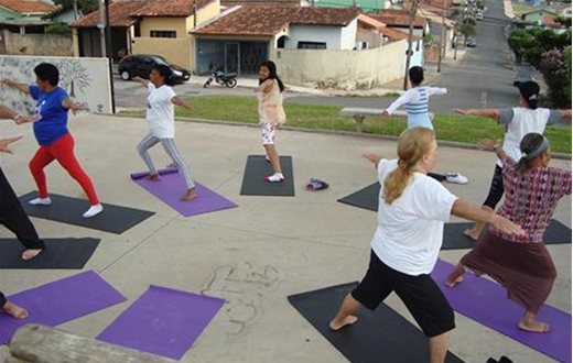 Fundo Social oferece aulas de yoga em praças públicas
