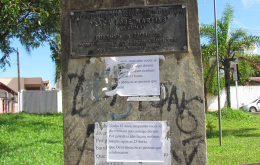 Moradores apontam baderna de estudantes em praça