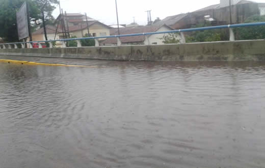 Chuvas deixam Viaduto Bento Natel alagado