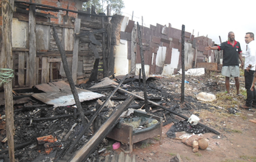 Família que teve casa incendiada  recebe assistência