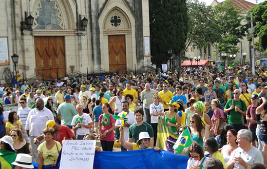 Ato contra Dilma em Botucatu atrai centenas de pessoas