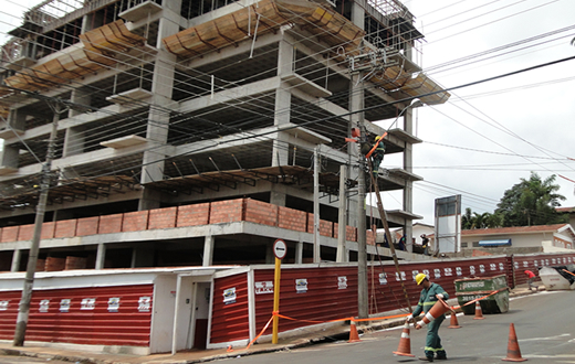 Queda de madeira em prédio assusta moradores