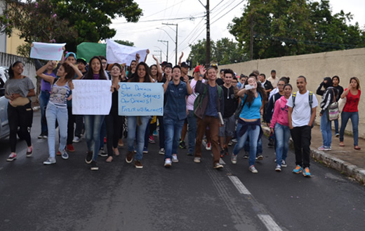 Alunos fazem passeata em apoio ?  greve dos professores