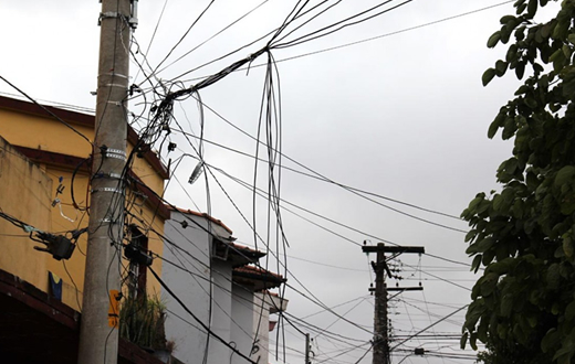 Câmara aponta problemas com fios soltos de telefonia