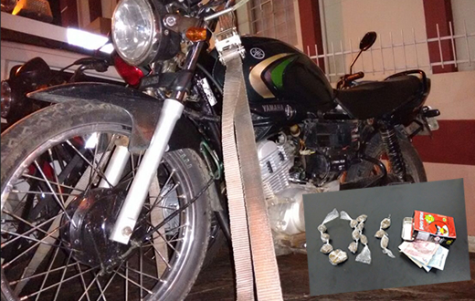 Rocam flagra menores com maconha e moto irregular