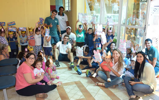 Academia entrega 170 caixas de bombom a estudantes‏