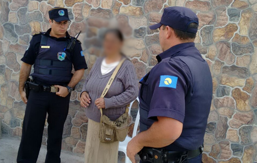 Agentes municipais prestam atendimento a idosos